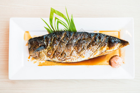 黑甜酱烤鲭鱼日式料理图片