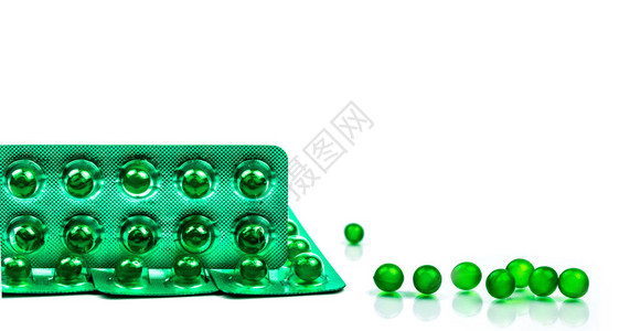 绿色圆形软胶囊丸隔离在白色背景与复制空间用于消化不良气体和酸度的阿育吠陀药物由印度薄荷油和留兰香图片