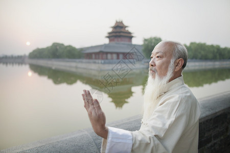 练太极的老人图片