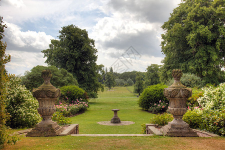 观赏英国乡居地园的花园里面图片