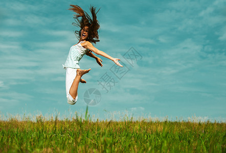 年轻有吸引力的女人在天空中跳跃对抗图片