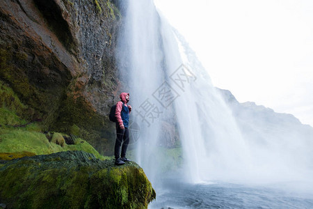 Skogafos瀑布旁的冒险家图片