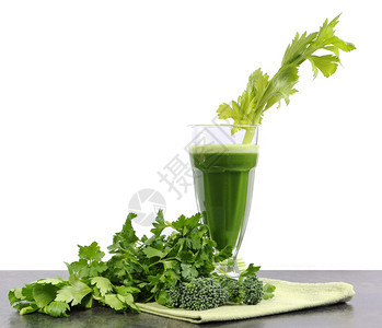 健康饮食健康食品与营养新鲜的绿色蔬菜汁与芹菜西兰花和欧芹在黑色厨房长凳顶部背景图片