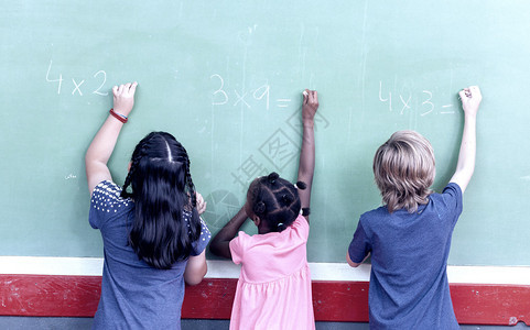 多民族小学教室在黑板上用粉笔写字校图片