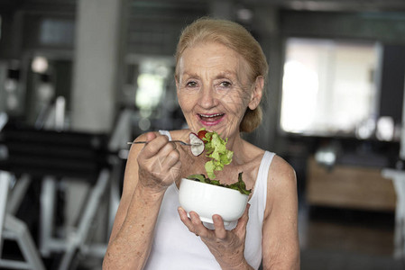 高龄妇女吃健康沙拉老年人健康图片