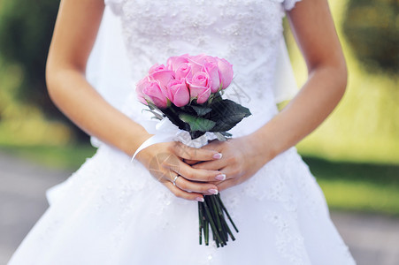 粉红色的婚礼新娘花束玫瑰图片