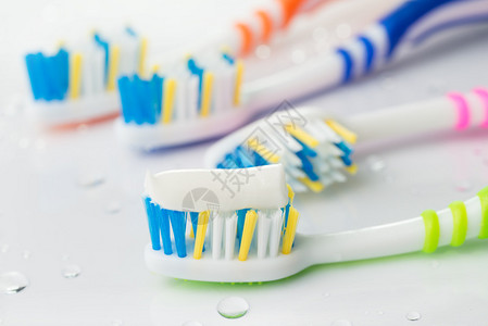 多彩牙刷有牙膏和绿色的图片