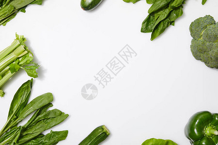 绿色有营养蔬菜的顶部视图以白色背景和图片