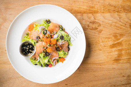 白盘三文鱼沙拉健康食品风格图片