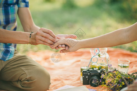 订婚戒指求婚者在野图片
