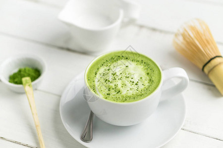 白色背景上的绿茶抹拿铁杯这款拿铁咖啡是享受抹茶能量提升和健康益处的美味方式抹茶是一种富含抗氧化剂图片
