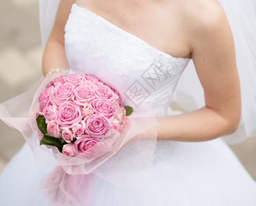 新娘手中的美丽婚礼花束图片