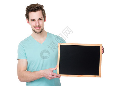 绿松石t恤的白种人英俊的男人与黑板图片