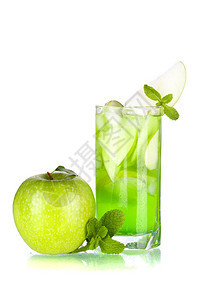 绿色鸡尾酒有苹果和薄荷糖在白图片