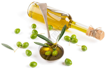 瓶装橄榄油汤匙和生橄榄白图片