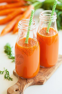 新鲜胡萝卜汁和蔬菜图片