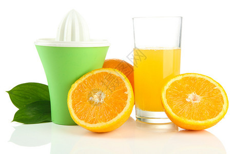 柑橘压榨机一杯果汁和成熟的橙子图片