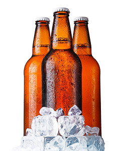 三个棕色的啤酒瓶与冰隔离在白色背景图片