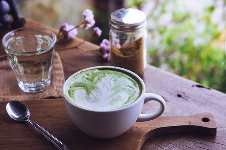 绿色茶热茶热喝拿铁白杯在咖图片