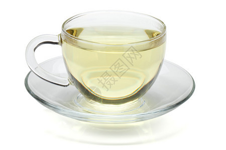 玻璃杯中的绿茶在白色背景下被隔离图片