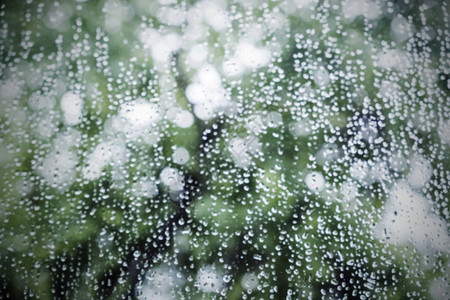 玻璃窗上的雨滴或水滴与bokeh雨季的抽象模图片
