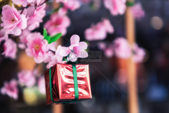 在圣诞节和2018年新庆祝活动上挂在假樱花或sakura树上的红图片