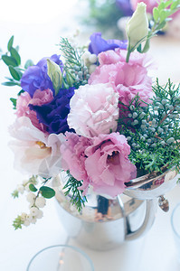在古董咖啡壶古典风格假日和婚礼花饰中的紫色和粉红色安息图片