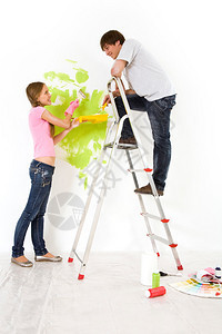 情侣互相帮助在新房子里画墙图片