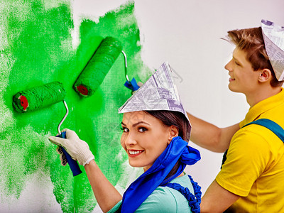 在家报纸的帽子油漆墙图片素材