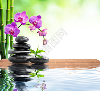 与竹兰花和水的温泉背景图片