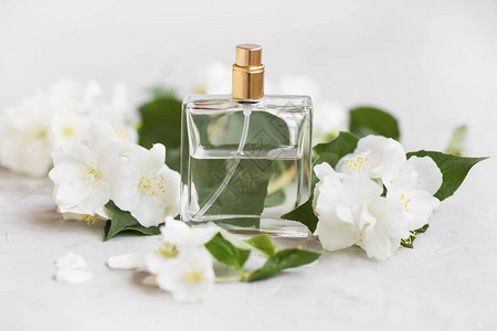 Floral茉莉香水装在透明瓶子里图片