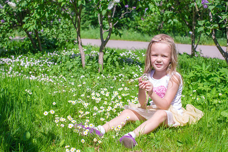 小女孩在林间空地采花图片