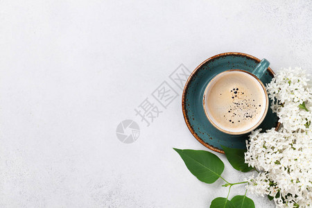 白银色花朵和咖啡杯在石头背景上您文字的顶端图片