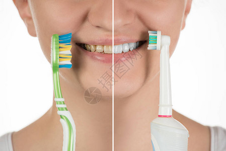 口腔卫生女孩笑着展示普通牙刷和电动牙刷的区别图片