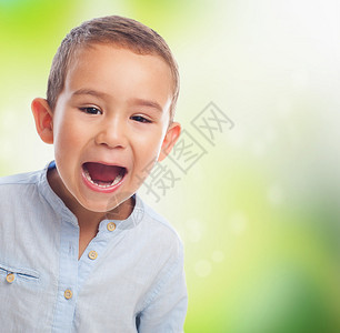 一个小男孩大喊的肖像图片