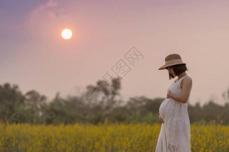 孕妇摸着她的大肚子在图片