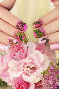 粉红糊钉子设计有鲜花在玫瑰旁边的女士手上画了N图片