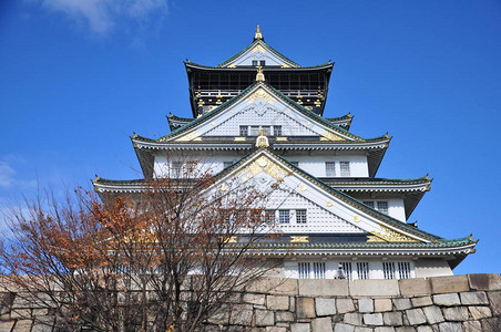 大阪城是日本大阪中央区的一座日本城堡这座城堡是由16世纪统治日本的丰臣秀吉建造的建筑工程于1583年开始图片