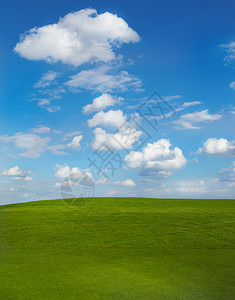 绿地蓝天的春天风景图片