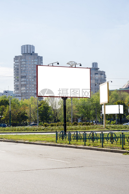 道路附近的空白广告横幅将您的或图片