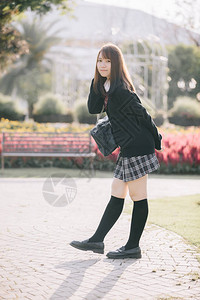 看着公园户外电影陈年风格的日本女学生装扮肖像AsianJapan图片