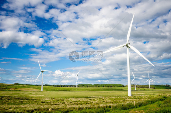 风力涡轮龙与风力涡轮在云层下发电图片
