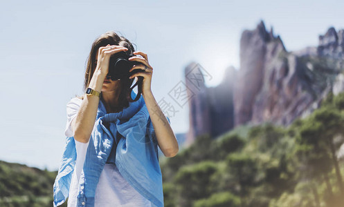 在山地背景的古老摄影机上拍摄惊人的风景照片图片