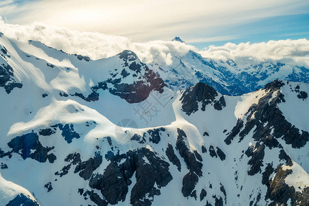 雪山脉和蓝天的冬季景观滑雪徒步旅行冬季运动和登山等地活图片