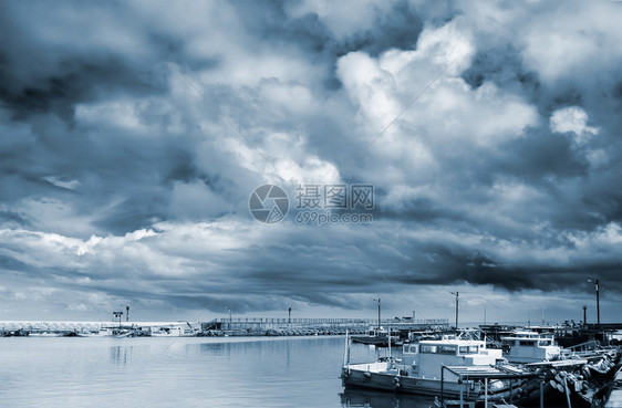 乌云与海港上的船只图片