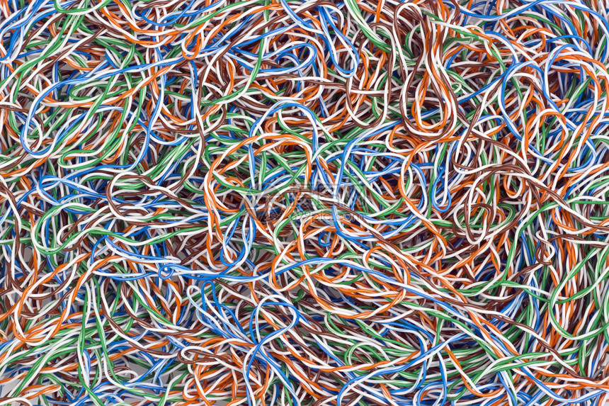 计算机扭曲的彩色电线和大型电缆被跨过的背景图片