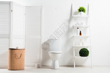 白色现代洗手间内部的白色现代浴室图片