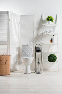 白色现代洗手间内部的白色现代浴室图片