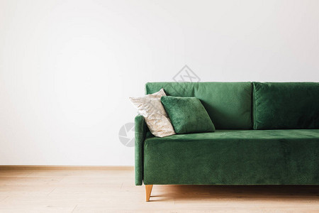 现代绿色沙发在宽敞图片