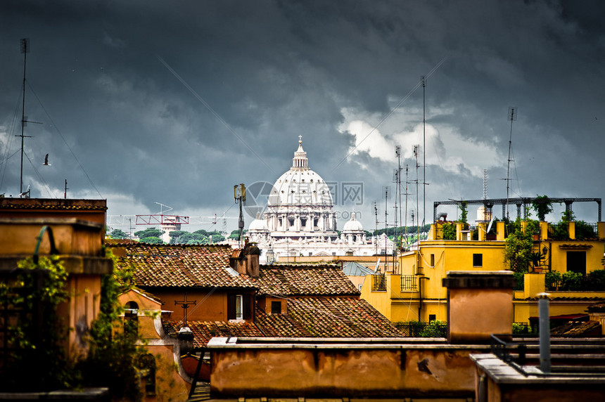 一座著名的罗马教堂在雨淋的屋顶上被看到图片